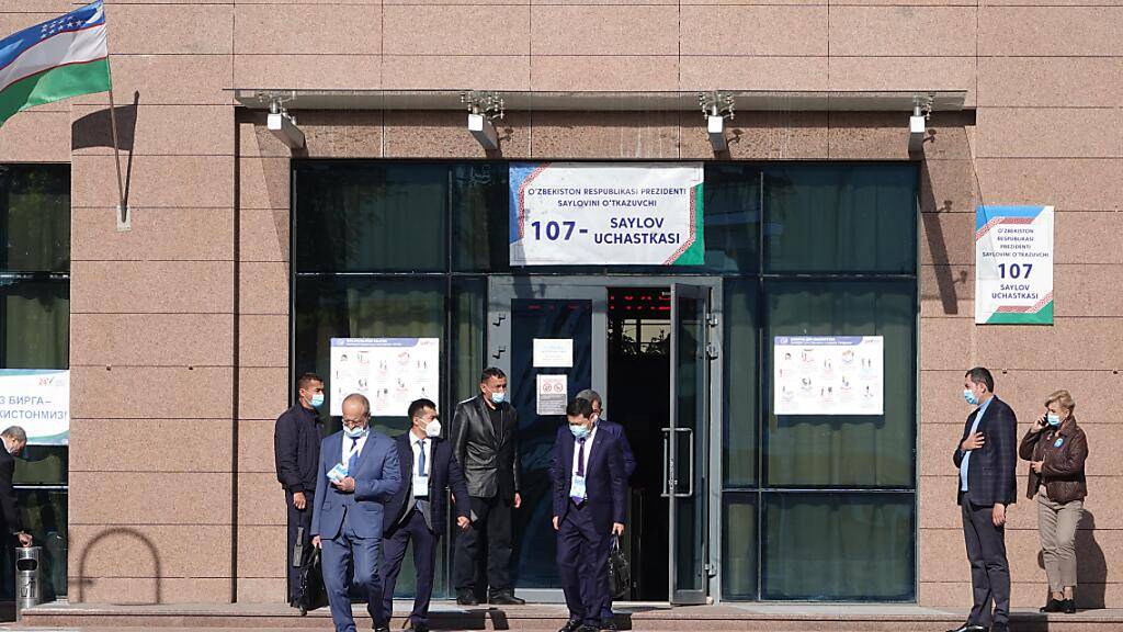 Internationale Wahlbeobachter verlassen das Wahllokal 107 in der usbekischen Hauptstadt Taschenk. Nach fünf Jahren Reformkurs unter Staatschef Schawkat Mirsijojew hat die zentralasiatische Republik Usbekistan eine Präsidentenwahl abgehalten. Foto: Ulf Mauder/dpa-Zentralbild/dpa