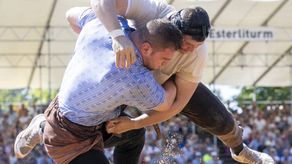 Armon Orlik (links) und Nick Alpiger haben auch schon am Nordwestschweizer Schwingfest 2025 in Lenzburg gegeneinander gekämpft