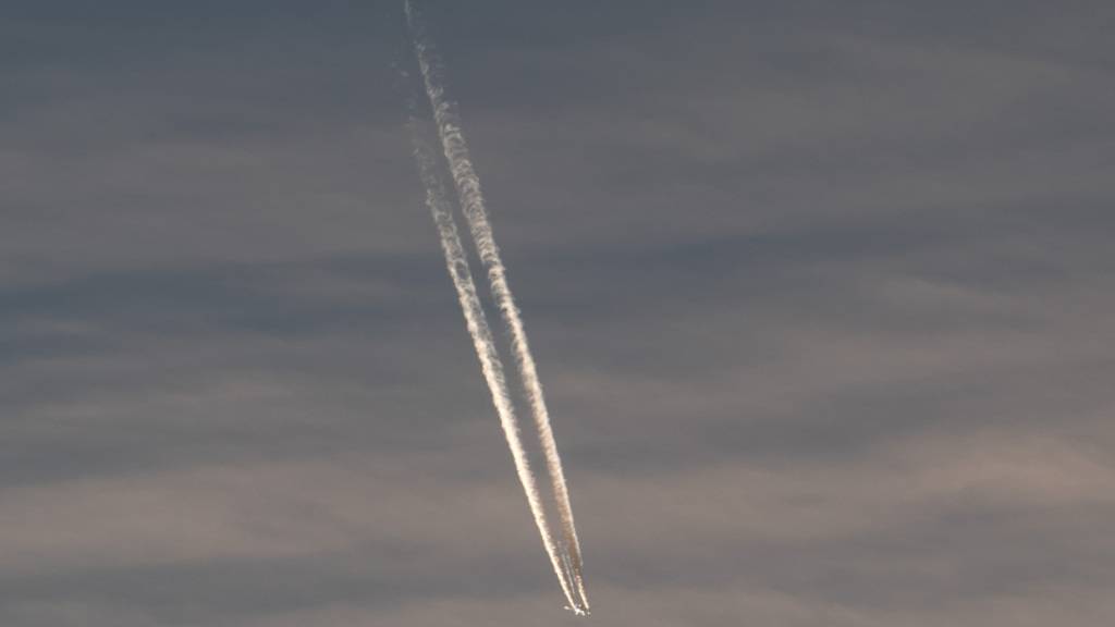 ARCHIV - Ein Flugzeug zieht Kondensstreifen hinter sich über den Himmel. In Indonesien wird ein Flugzeug vermisst. Foto: Federico Gambarini/dpa