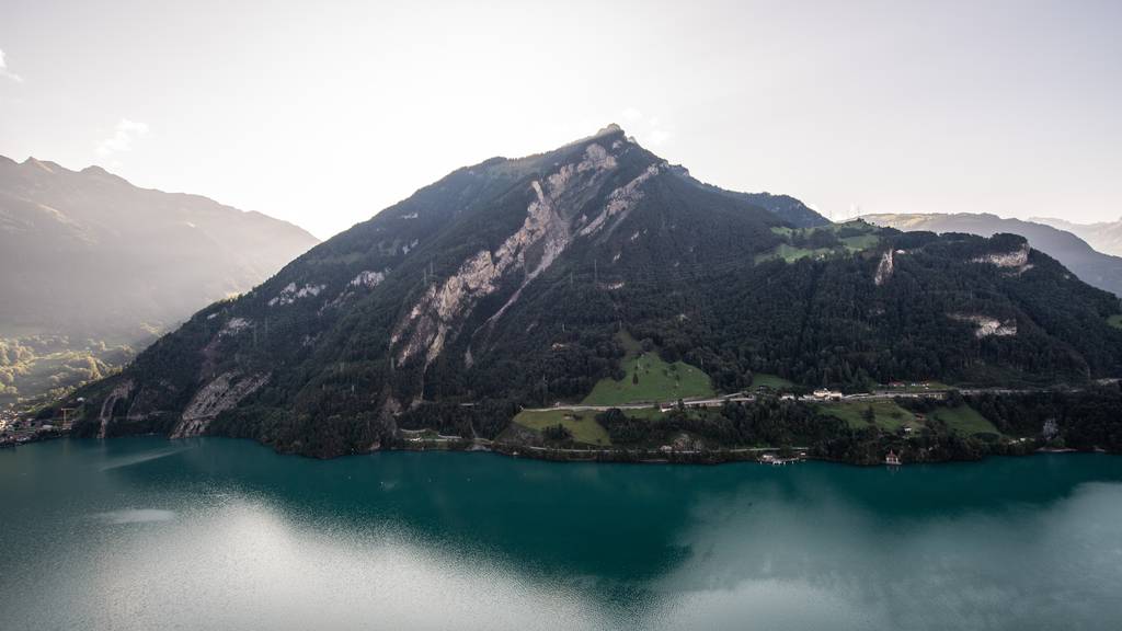 Axenstrasse nach Steinschlag erneut gesperrt