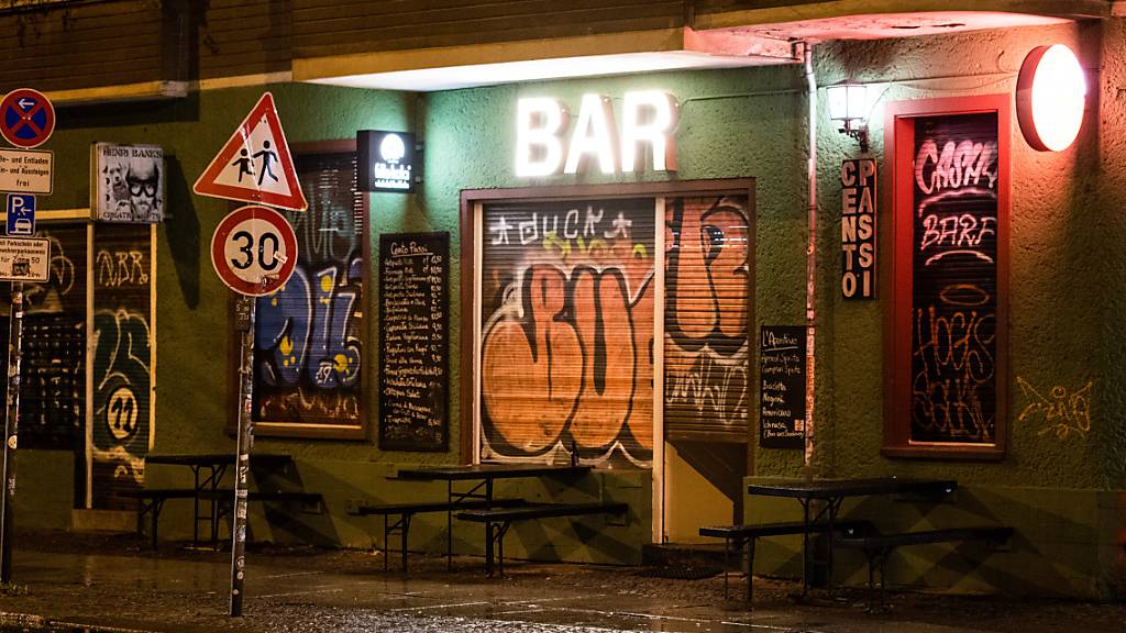 Eine Bar im Berliner Stadtteil Friedrichshain ist geschlossen. Das Berliner Verwaltungsgericht hat eine vom Senat beschlossene Sperrstunde in der deutschen Hauptstadt gekippt. Foto: Christophe Gateau/dpa