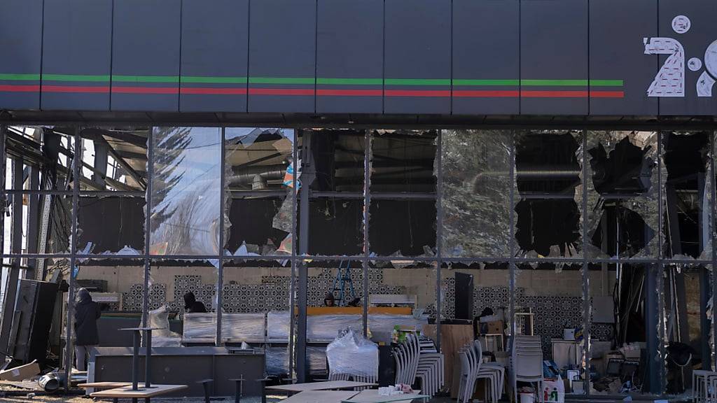 ARCHIV - Ein russischer Raketenangriff hat einen Supermarkt in Kostiantynivka getroffen. Foto: Alex Babenko/AP/dpa