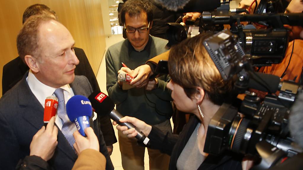 UBS-Mann Markus Diethelm vor den Medien in Paris nach dem Urteil im Februar 2019. (Archivbild)