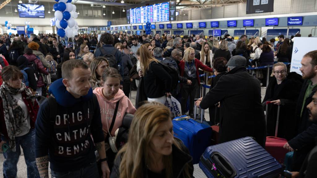 Gestrandete Passagiere im internationalen Flughafen Eleftherios Venizelos in Athen. Foto: Yorgos Karahalis/AP/dpa