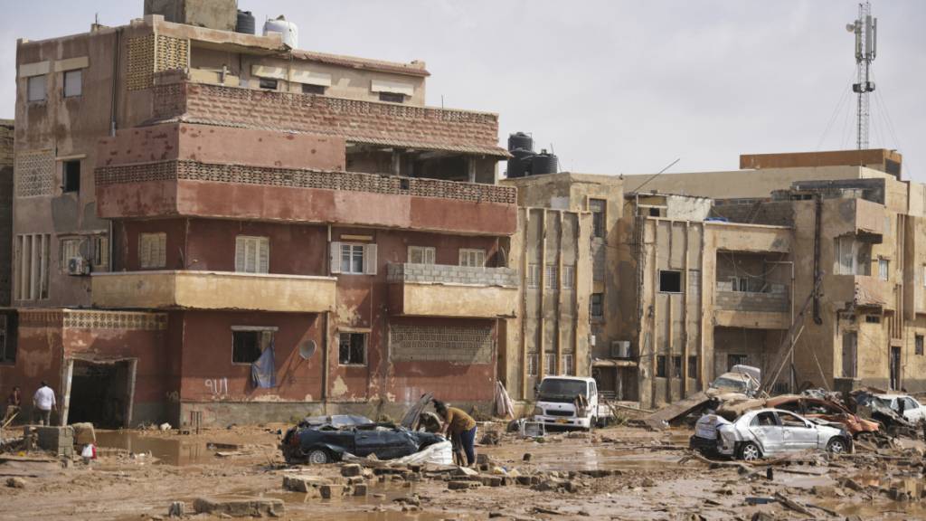 dpatopbilder - Auf diesem von der libyschen Regierung zur Verfügung gestellten Bild liegen Autos und Trümmer in einer Straße in Darna, nachdem sie durch starke Regenfälle überflutet wurde. Foto: -/Libysche Regierung via AP/dpa - ACHTUNG: Nur zur redaktionellen Verwendung und nur mit vollständiger Nennung des vorstehenden Credits