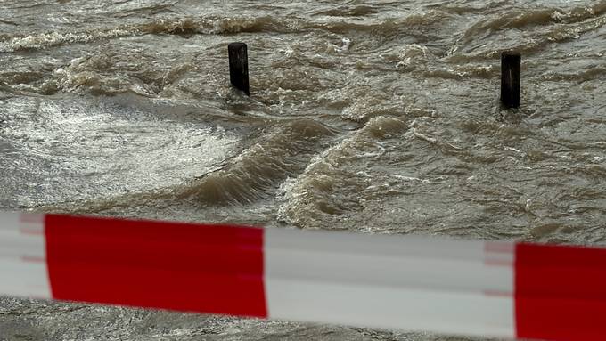 Rheinschifffahrt in Basel wegen Hochwassers gesperrt