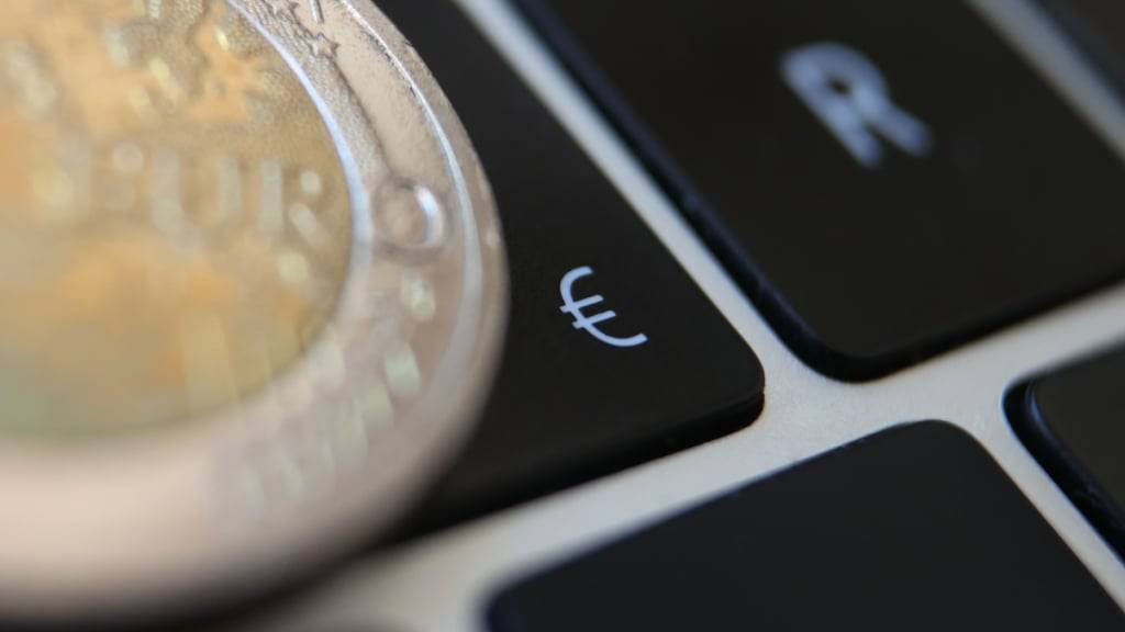 Die EU soll nach den Plänen von Europäischer Kommission und Zentralbank eine digitale Währung bekommen. Die Banken haben grosse Bedenken und sehen sich nun durch eine Studie bestätigt. (Archivbild)