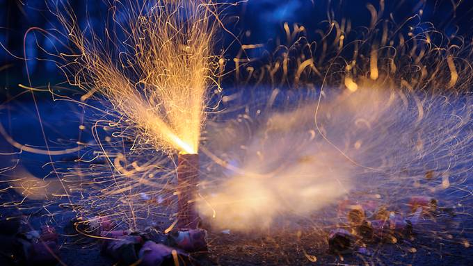 Streit, Feuerwerk und Brände: Jahreswechsel fordert Polizeien