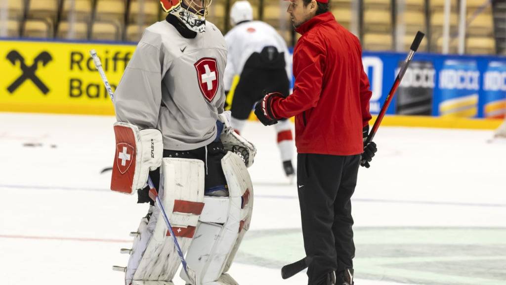 Zwei mit viel Erfahrung: Nationalcoach Patrick Fischer im Gespräch mit Goalie Leonardo Genoni