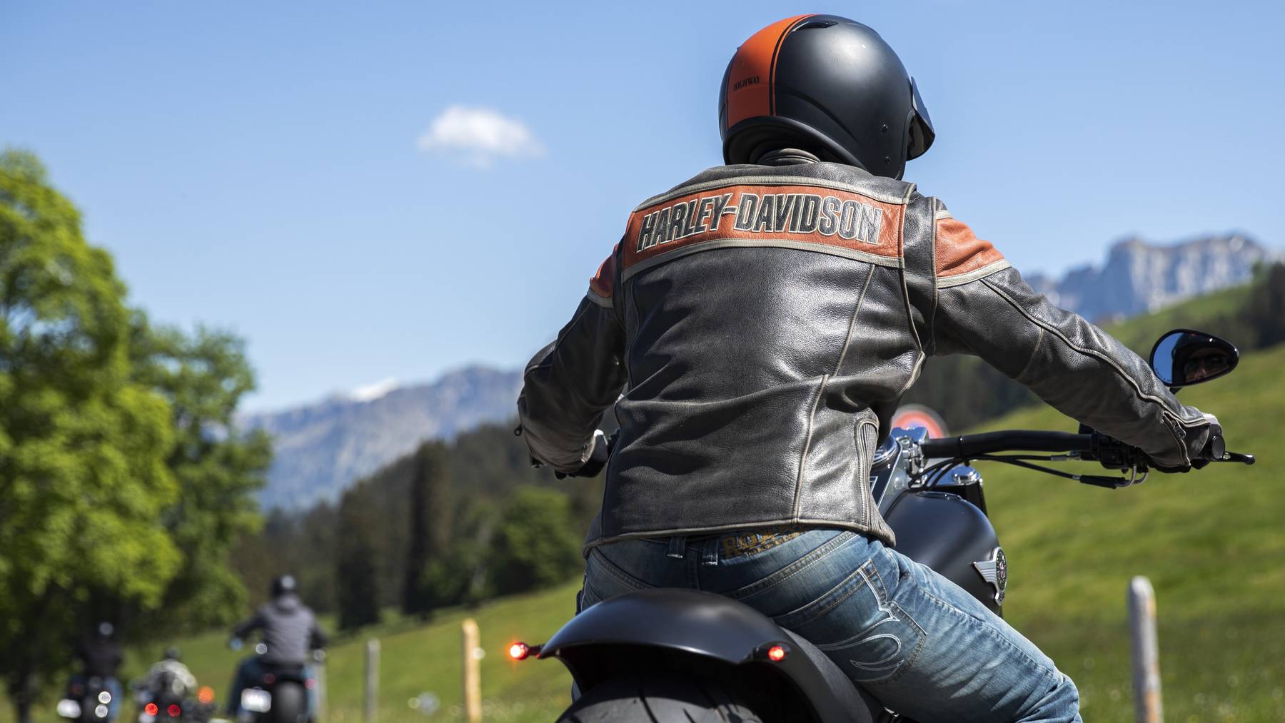 Lederbekleidung ist für Motorradfahrer empfehlenswert, Flip-Flops hingegen ein No-Go.
