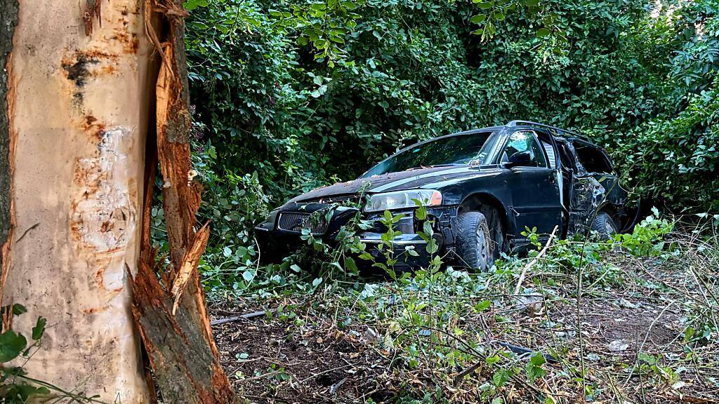 Ein 31-Jähriger Iraner flüchtete in der Nacht auf Freitag auf der A1 vor der Polizei. Bei der Ausfahrt Henggart verunfallte er mit seinem Auto.