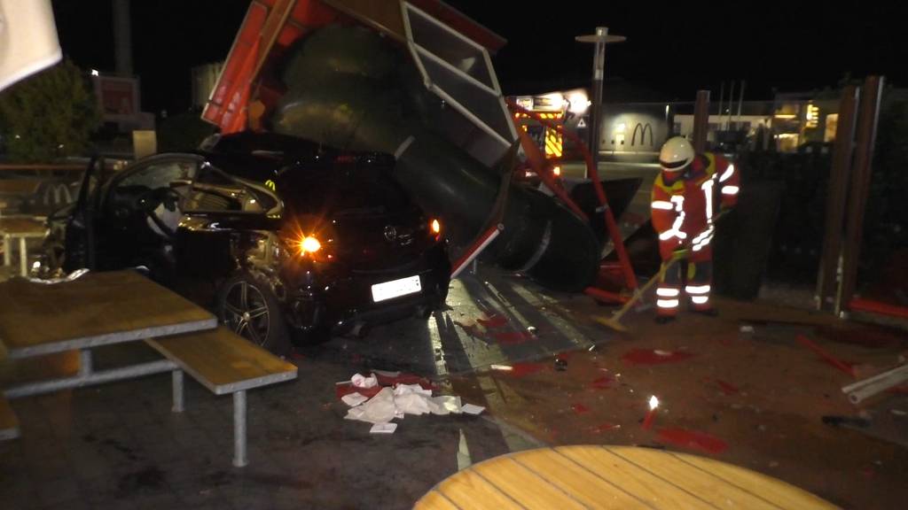 Schweizer Auto rast in McDonalds-Imbiss: Zwei Verletzte