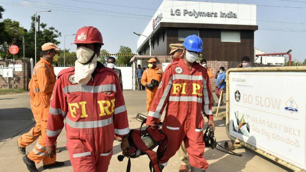 Feuerwehrmänner im Einsatz nach einem Gasunglück in einer Chemiefabrik in Indien. Mindestens acht Menschen kamen ums Leben, 700 bis 800 weitere wurden mit Augenreizungen und Atembeschwerden ins Spital gebracht.