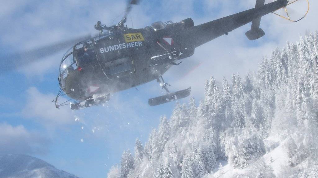 Hubschrauber der österreichischen Bundeswehr sind im Einsatz in Hall bei Admont in der Steiermark, um aus der Luft Unterstützung zu leisten und Schnee von den Bäumen zu entfernen. Im Fachjargon nennt sich das «Downwash».