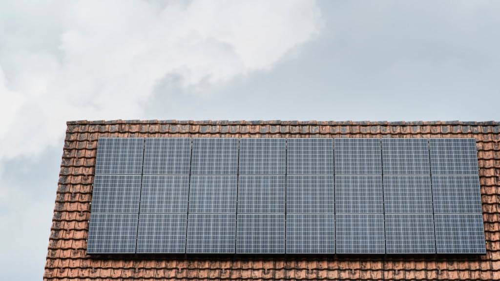 Im Kanton Zug speisen immer mehr Hausbesitzerinnen und -besitzer Solarstrom ins Netz ein. Deshalb sinken nun die Einspeisevergütungen. (Symbolbild)