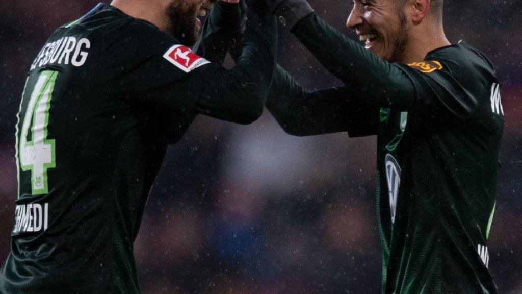 Torschütze William (rechts) und Passgeber Admir Mehmedi freuen sich nach Wolfsburgs 2:0