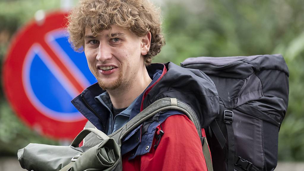 Der 30-jährige Klima-Aktivist Max Voegtli blockiert Strassen und klebt sich an Kunstwerken fest. Das Bezirksgericht Zürich verurteilte ihn nun zu einer bedingten Geldstrafe.