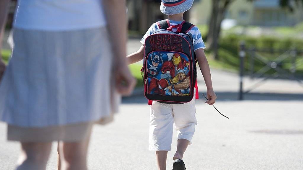 Kinder sollten den Schulweg bereits vor dem ersten Schultag zusammen mit den Eltern ablaufen, um zu lernen, wie sie sich sicher im Verkehr bewegen können. (Archivbild)