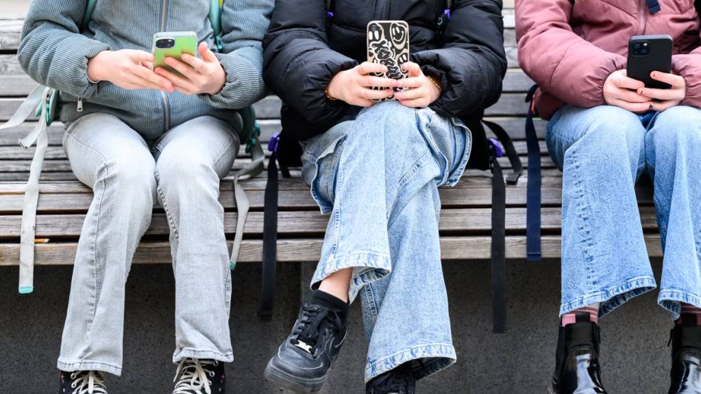 Der Umgang mit Smartphone an den Schulen gibt auch im Kanton Zug zu reden. (Symbolbild)