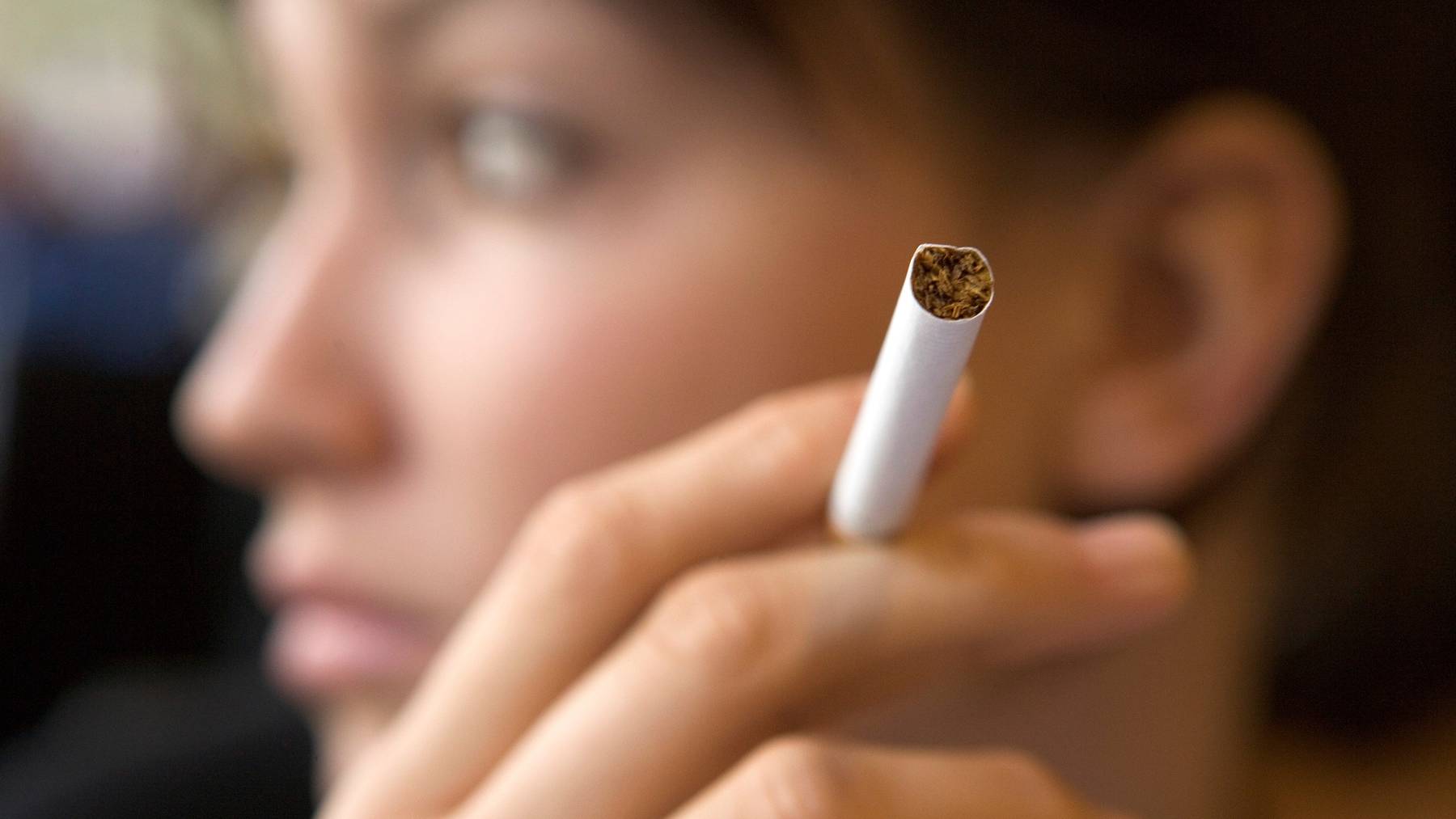 Minderjährige sollen in Zukunft keine Zigaretten mehr kaufen dürfen. Darin ist sich der Nationalrat einig. (Symbolbild)