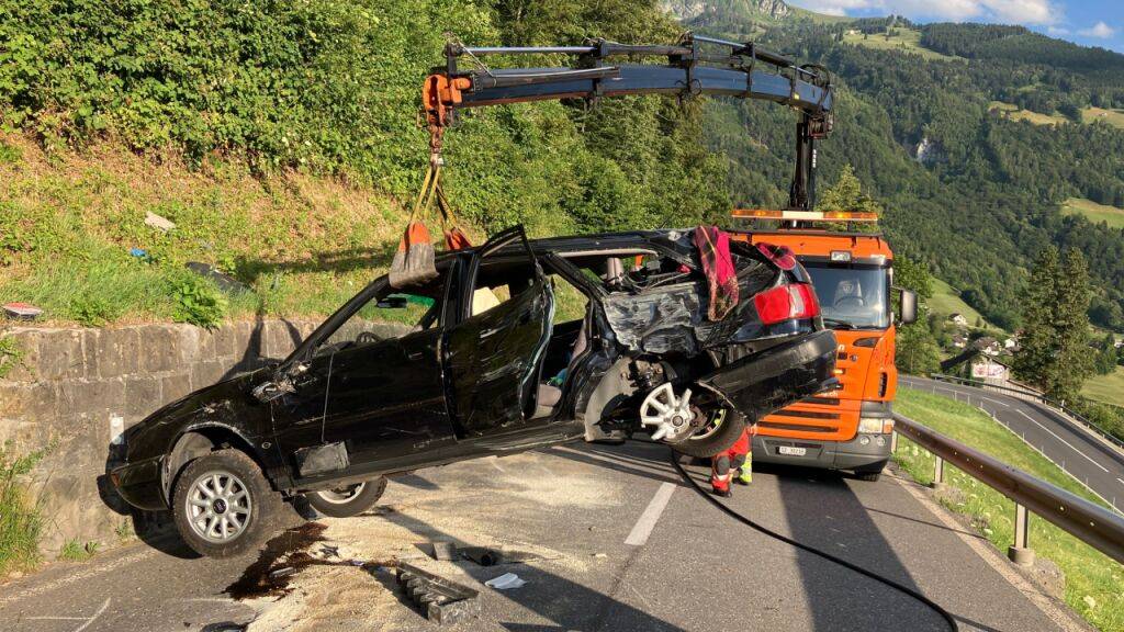 Das blieb nach der 180-Meter-Schleuderfahrt vom Auto übrig.