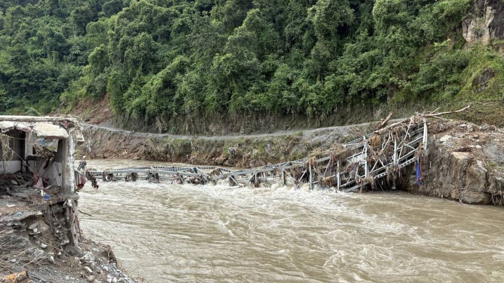 Nach der Sturzflut im Himalaya ist eine Brücke über den Fluss Trishali völlig zerstört. Foto: Dirk Godder/dpa