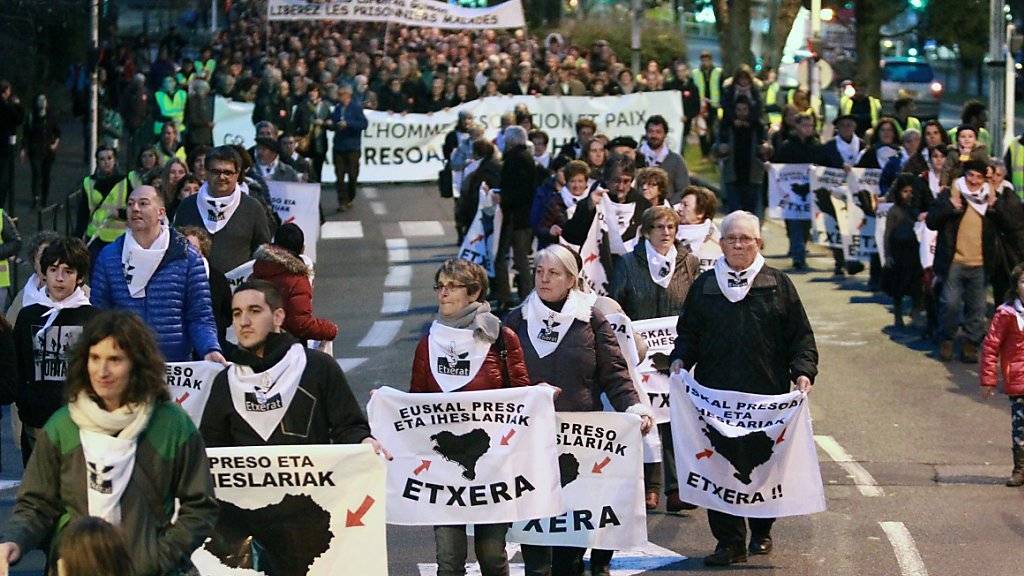 Angehörige und Unterstützer von verurteilten ETA-Mitgliedern fordern bei einer Demonstration im französischen Bayonne die Verlegung der Häftlinge ins Baskenland.