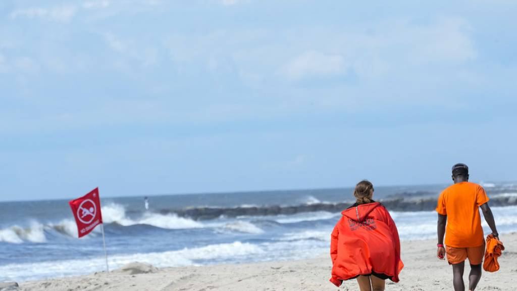 Rettungsschwimmer an dem nach einem Hai-Angriff gesperrrten Strand von Rockaway im New Yorker Stadtbezirk Queens.