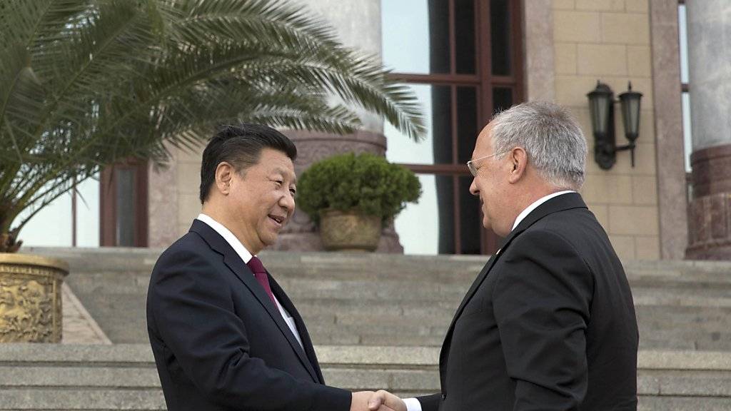Chinas Präsident Xi Jinping empfing im April Bundespräsident Johann Schneider-Ammann - Anfang Jahr nun soll er in die Schweiz kommen. (Archiv)