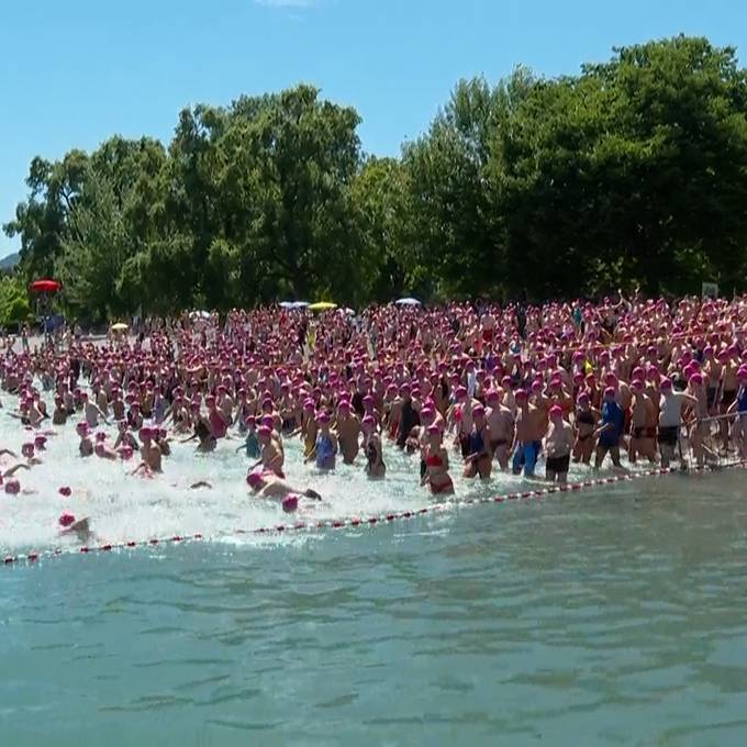 Tausende Schwimmerinnen und Schwimmer stürzen sich ins Wasser