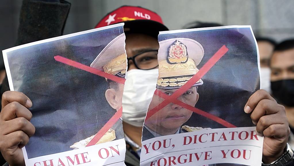 Myanmarische Demonstranten protestierten am Montag in Tokio gegen den Militärputsch in ihrem Land. Die Schweiz forderte die Annullierung des Putsches.