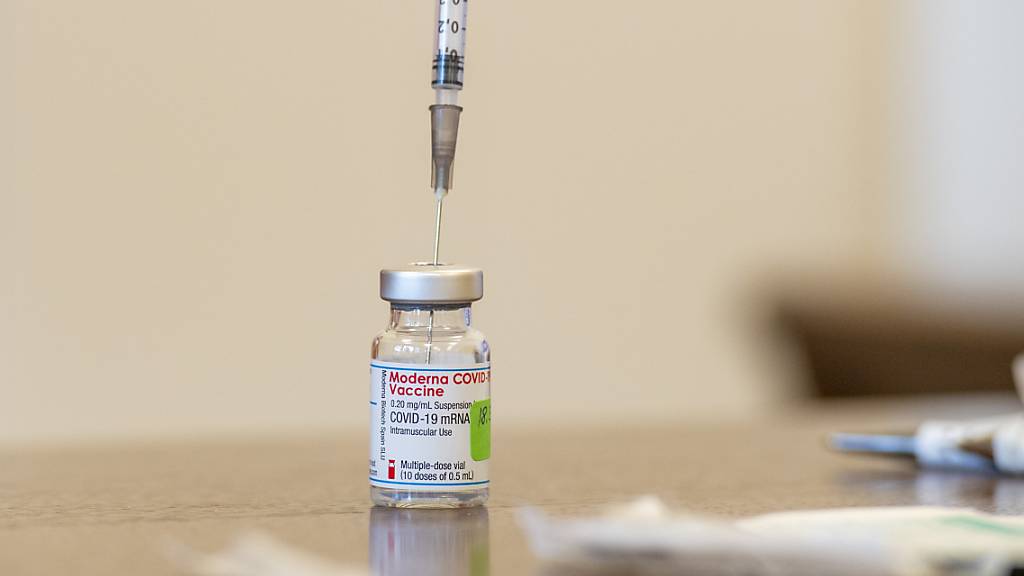 Im Kanton Schaffhausen wird mit den Impfungen in Arztpraxen begonnen, in den ersten zwei Wochen als Testlauf. (Symbolbild)