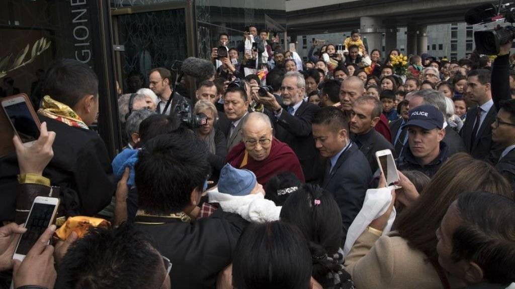 Warmer Empfang: Der Dalai Lama bei der Ankunft im Berner Haus der Religionen.