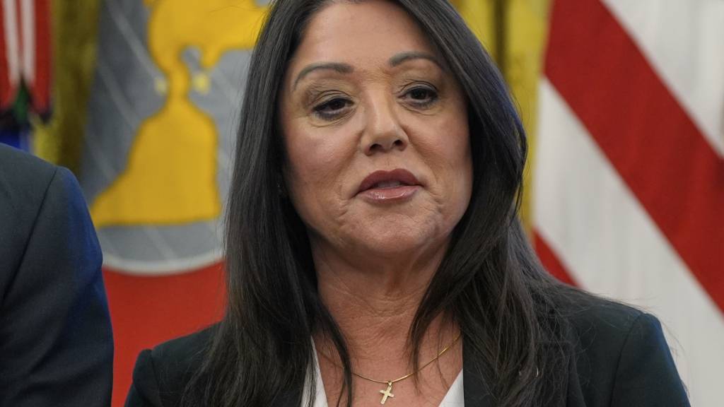 ARCHIV - US-Arbeitsministerin Lori Chavez-DeRemer hört zu, wie US-Präsident Trump mit Reportern spricht. Foto: Alex Brandon/AP/dpa