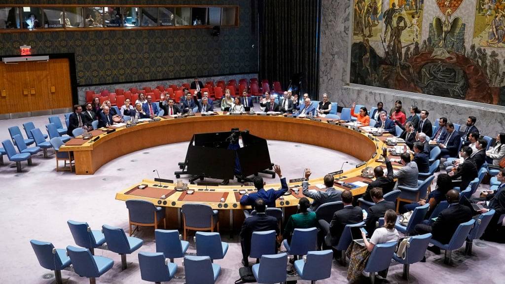 ARCHIV - Der Sicherheitsrat der Vereinten Nationen stimmt während einer Sitzung über eine Resolution über den Nahostkonflikt ab. Foto: Richard Drew/AP/dpa