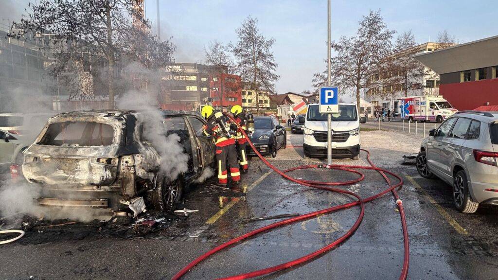 Das Fahrzeug brannte vollständig aus.