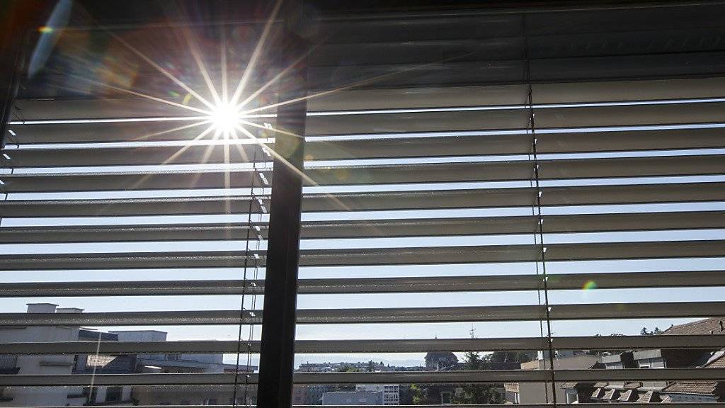 Storen schützen heute zahlreiche verglaste Büros vor der Sonne. Bei Hagel gehen die Sonnenschutzelemente aber schnell kaputt - deshalb sollen sie automatisch hochfahren, wenn es hagelt. (Archivbild)