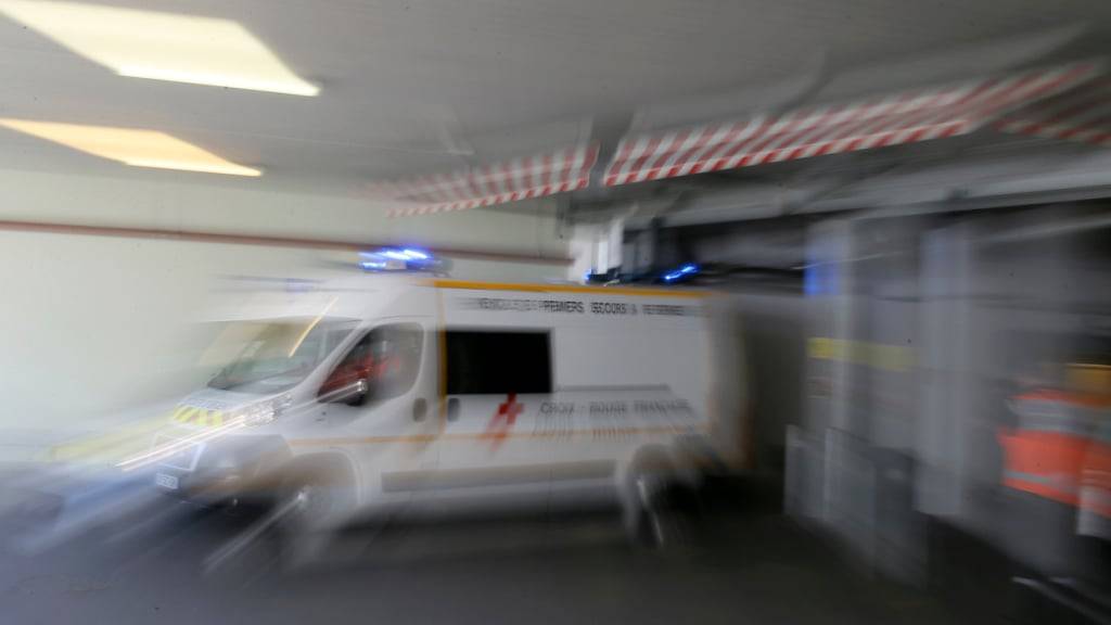 ARCHIV - Ein Krankenwagen fährt ab. Sieben Kinder sind in Nordfrankreich binnen weniger Tage mit sehr schweren Durchfallerkrankungen auf die Intensivstation der Klinik in Saint-Quentin gekommen. Foto: David Vincent/AP/dpa