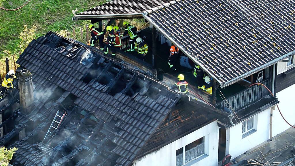 Die Feuerwehr konnte ein Übergreifen des Feuers auf ein angrenzendes Gebäude verhindern.