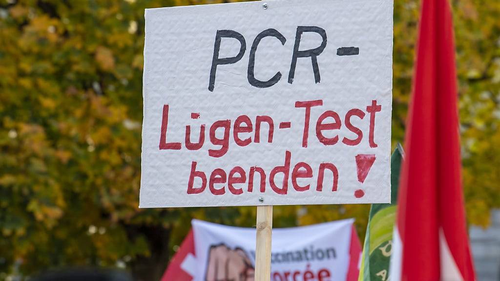 Massnahmengegner und Corona-Pandemie-Skeptiker demonstrieren in Freiburg an der von den sogenannten Freunden der Verfassung organisierten nationalen Corona-Demo gegen die Corona-Massnahmen und das Covid-19-Gesetz. (Archivbild vom 6. November 2021)