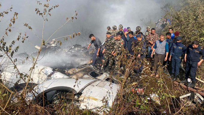 Flugzeug stürzt mit 72 Insassen ab – 69 Leichen geborgen