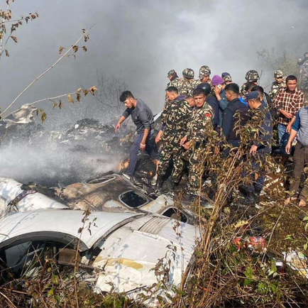 Flugzeug stürzt mit 72 Insassen ab – 69 Leichen geborgen