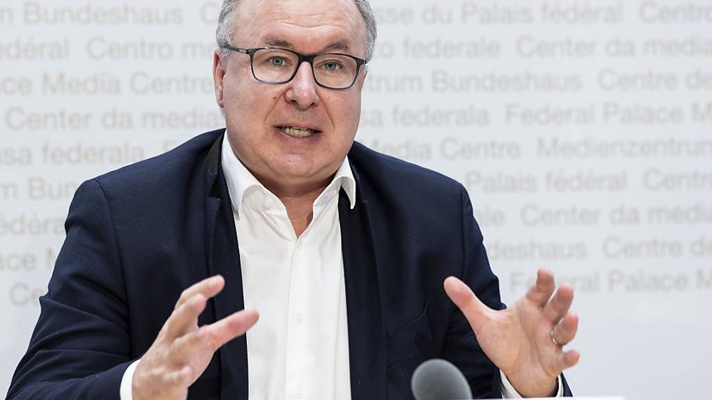 Pierre-Yves Maillard, Präsident des Schweizerischen Gewerkschaftsbundes, fordert, dass die Krankenkassenprämien aufgrund der hohen Reserven der Kassen gesenkt werden müssen. (Archivbild)