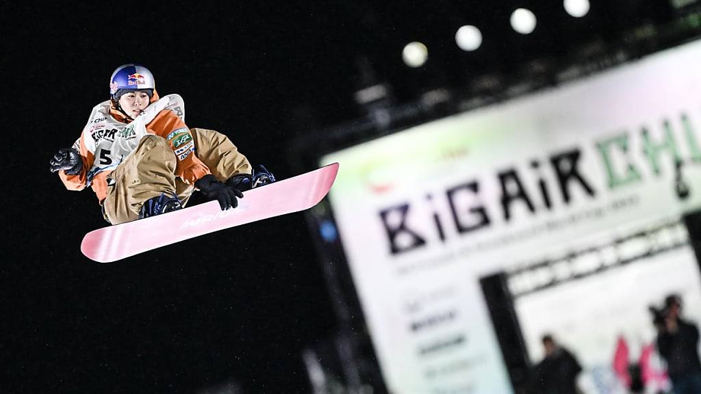 Die Japanerin Mari Fukada fliegt in Chur zum Sieg