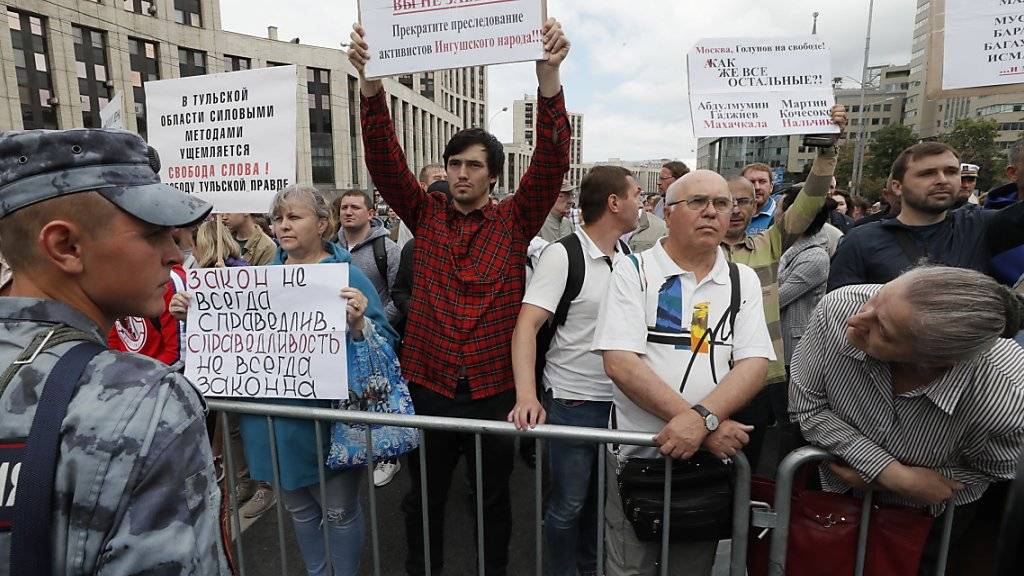 Hunderte Menschen haben am Sonntag in Moskau gegen Polizeiwillkür und für freie Medien protestiert. EPA/YURI KOCHETKOV