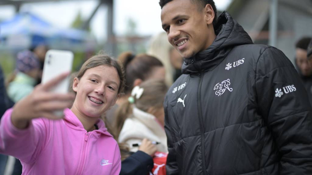 Luca Jaquez posiert erstmals als Schweizer A-Nationalspieler mit Fans
