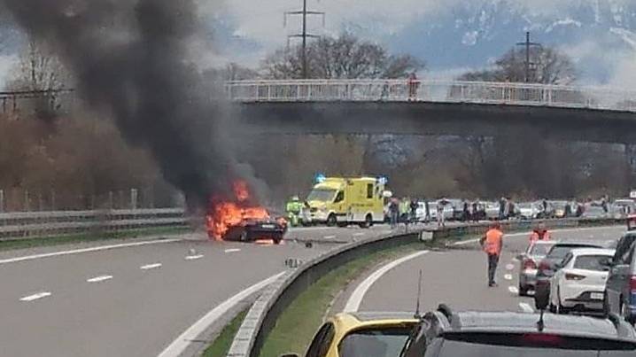 Das Unfallauto brannte komplett aus, die Autobahn musste komplett gesperrt werden.