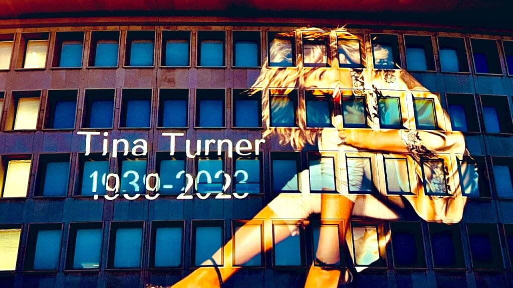 Die amerikanische Botschaft in Bern war am Freitagabend mit einem Porträt der verstorbenen Sängerin Tina Turner beleuchtet.