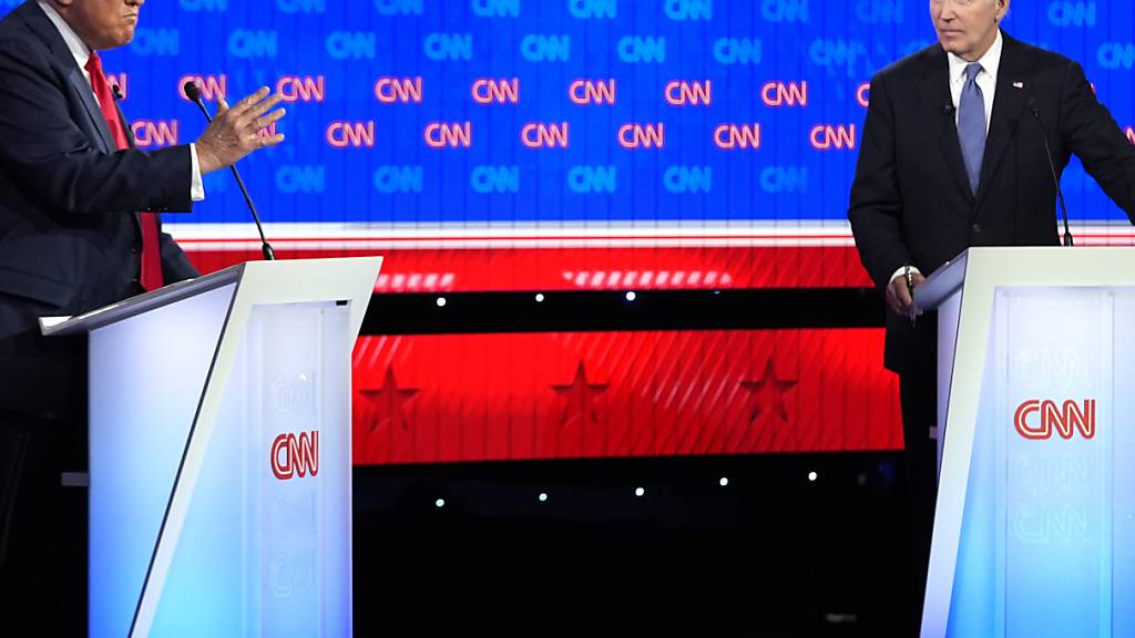dpatopbilder - US-Präsident Joe Biden (r) und der ehemalige US-Präsident Donald Trump nehmen an einer von CNN veranstalteten Präsidentschaftsdebatte teil. Foto: Gerald Herbert/AP/dpa