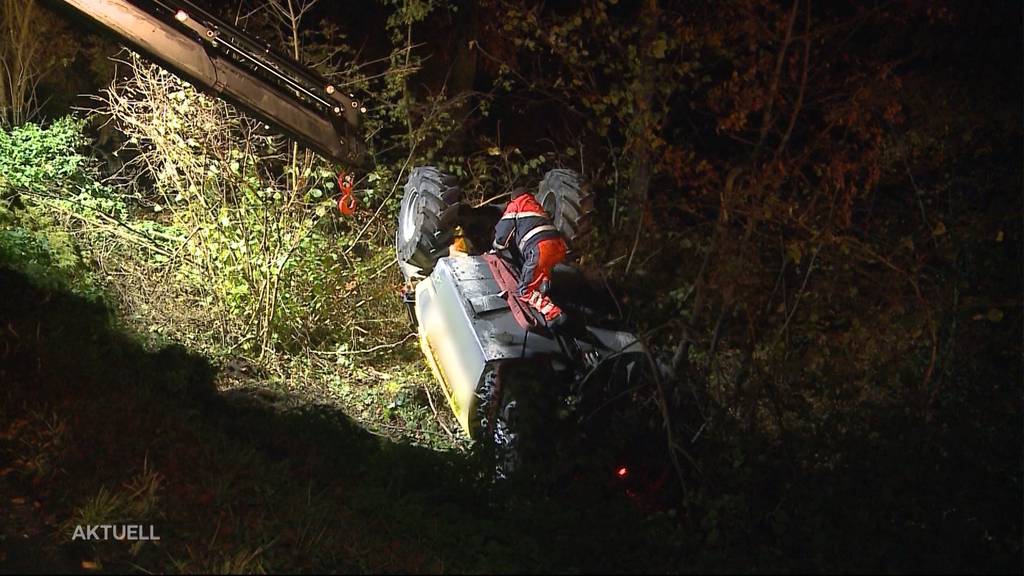 Tonnenschwerer Unfall: Baumaschine stürzt Böschung hinunter